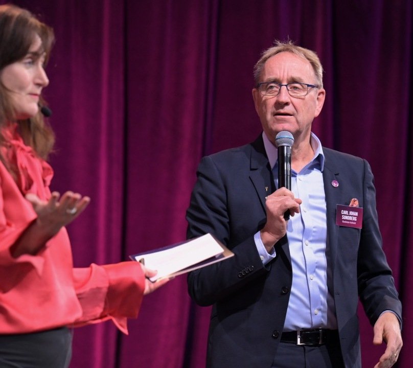 Carl Johan Sundberg tilldelas det nyinstiftade hederspriset FFF Hall of Fame för sitt arbete med och engagemang i forskningskommunikation. Priset delades ut av Jenny Björkman, samverkansdirektör på Riksbankens Jubileumsfond.