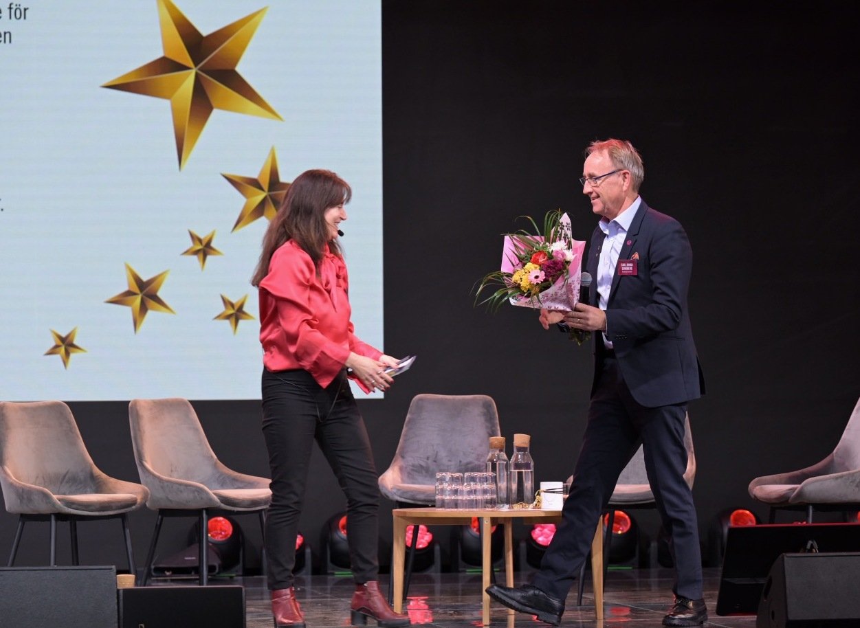 Carl Johan Sundberg tilldelas det nyinstiftade hederspriset FFF Hall of Fame för sitt arbete med och engagemang i forskningskommunikation. Priset delades ut av Jenny Björkman, samverkansdirektör på Riksbankens Jubileumsfond.