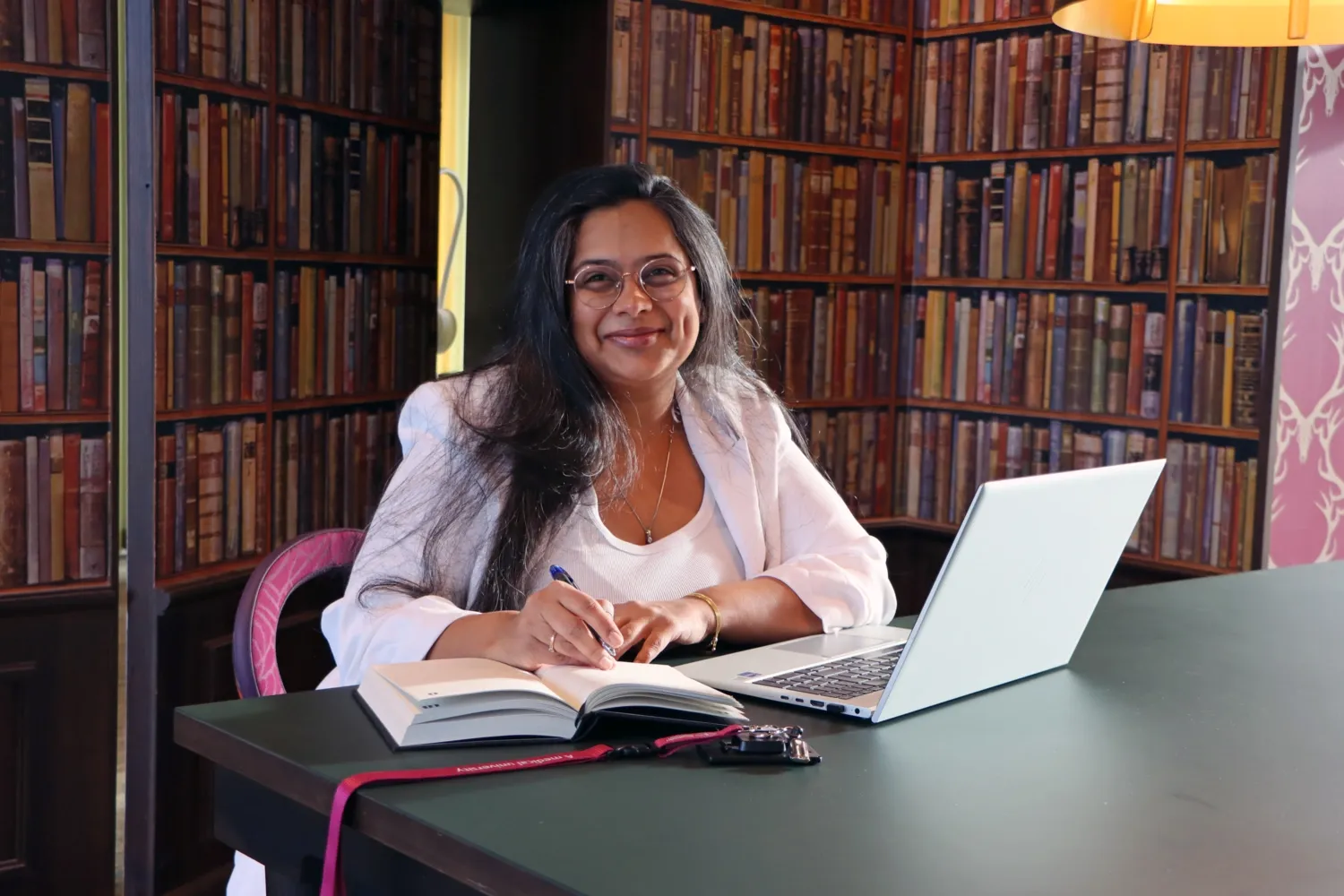 Porträtt av Indu Motwani, handläggare av internationella projekt vid NVS, sittandes i lärandemiljöerna på ANA 23.