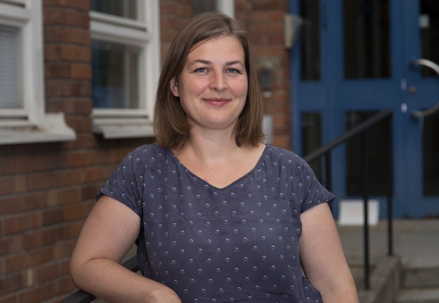 Porträtt av Janina Seubert utomhus på campus Solna.