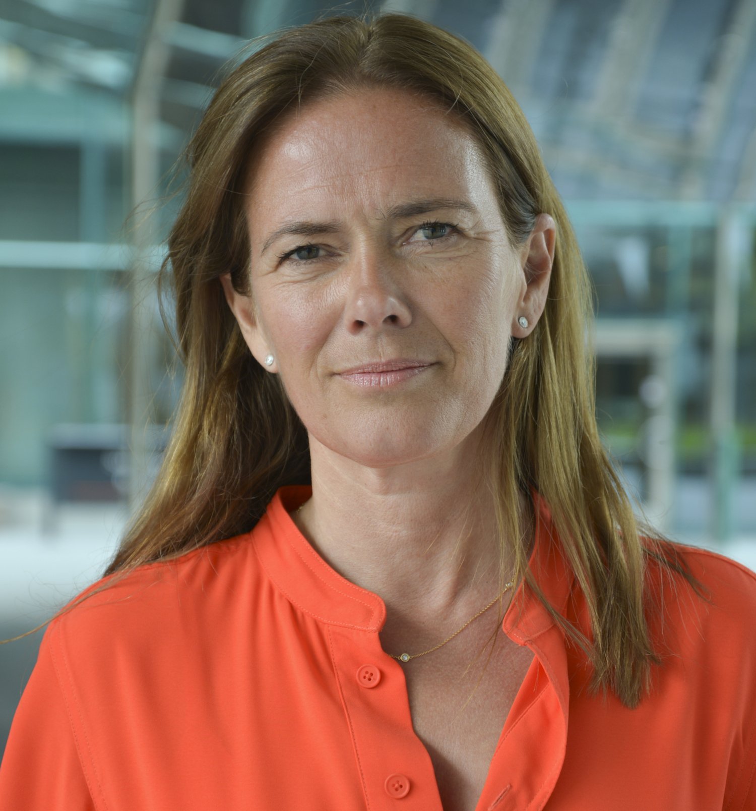 porträtt av Jenny Löhr utanför Aula Medica