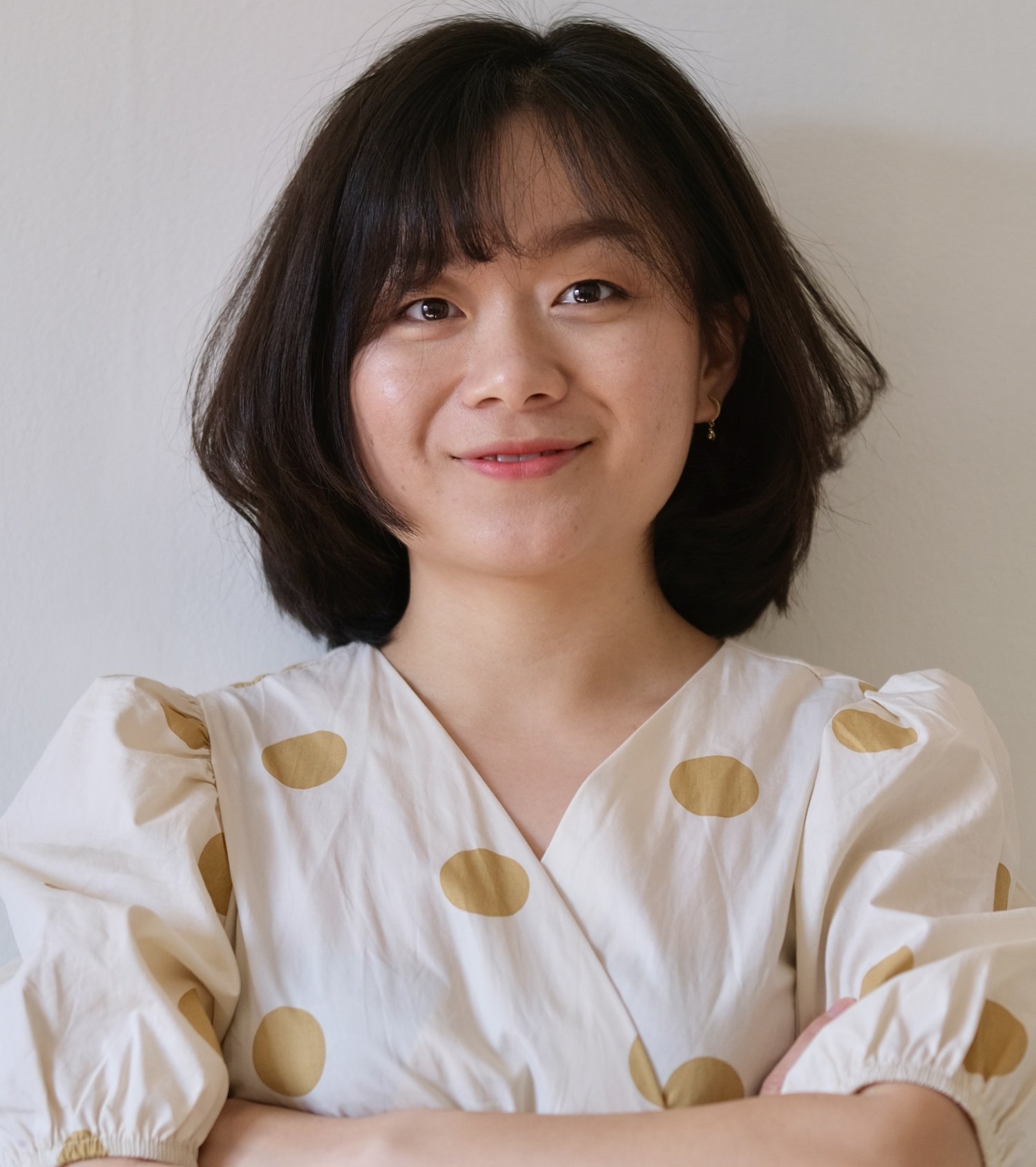 porträtt av kvinna i vit blus.