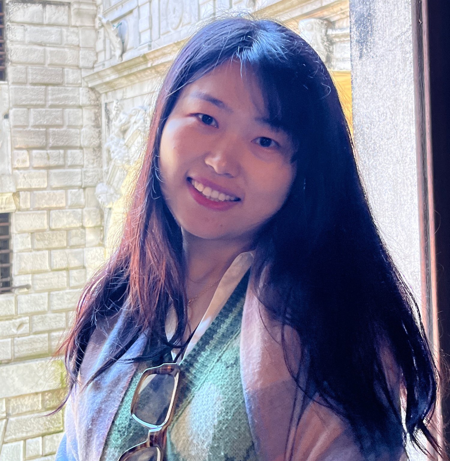 Porträttbild framför ett fönster.