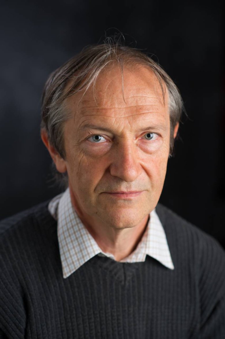 Porträtt av professor Jiri Bartek i grå tröja.