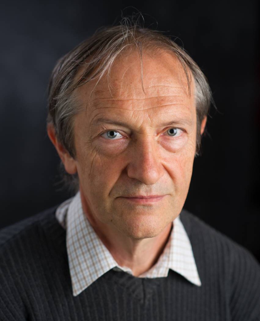 Porträtt av professor Jiri Bartek i grå tröja.