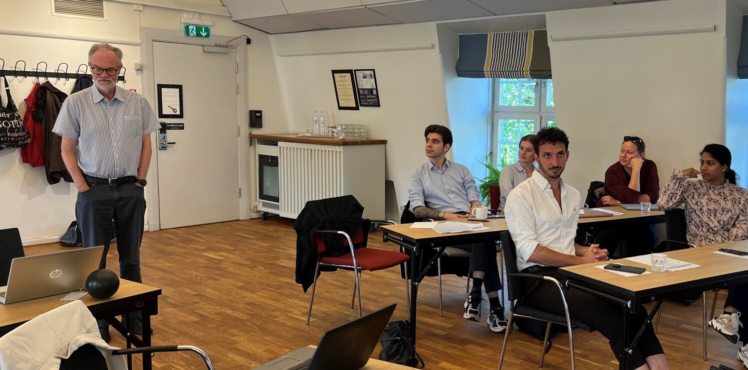 Johan Fritzell står upp och talar inför deltagare i workshopen.