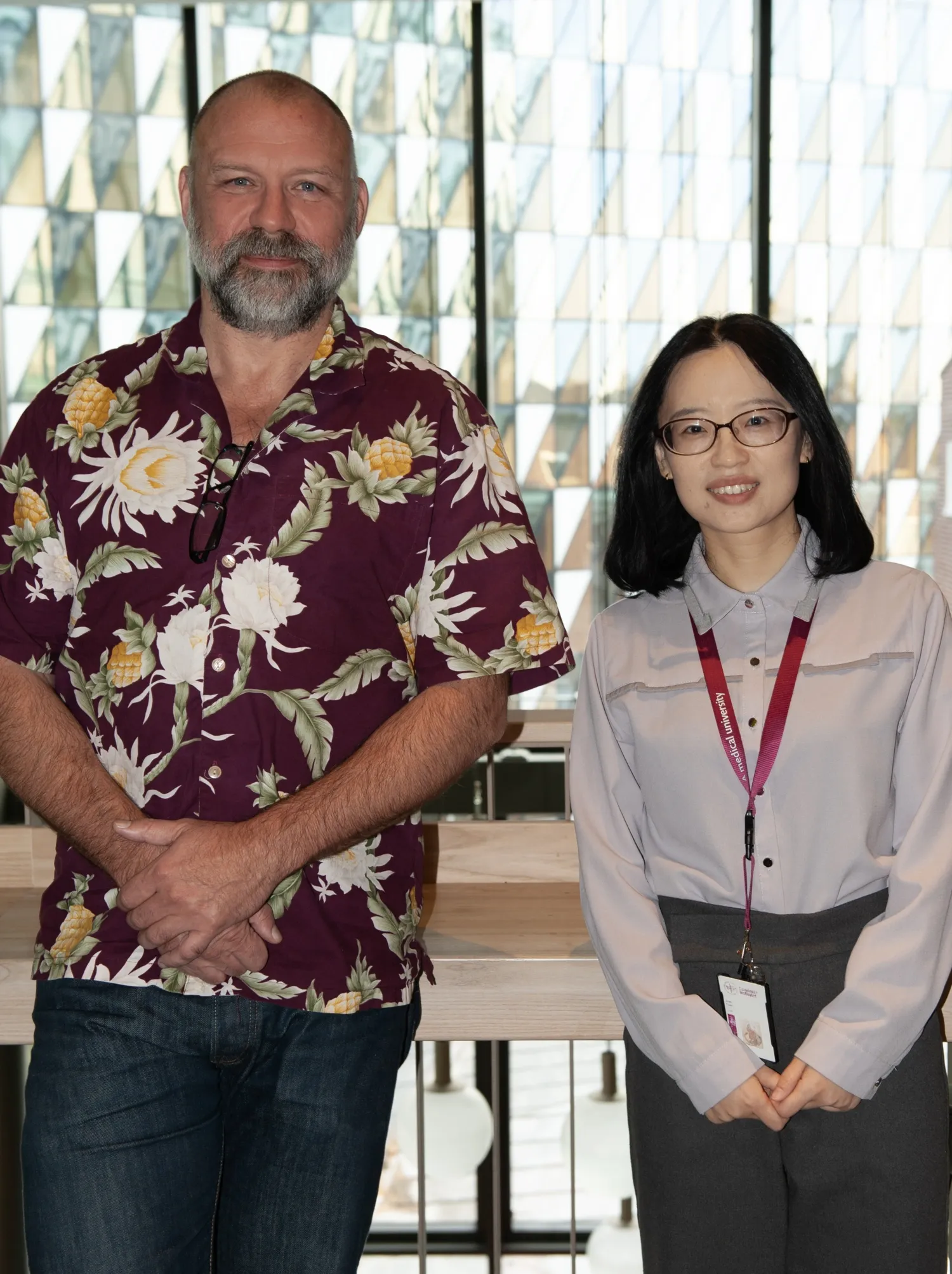 En man står bredvid en kvinna.