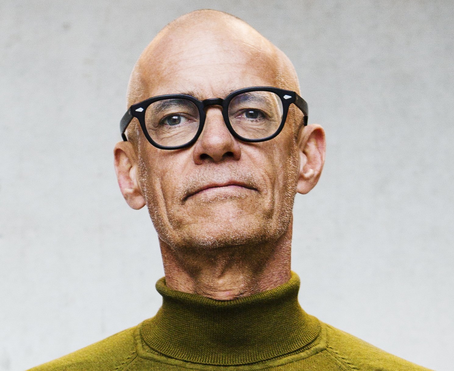 Porträtt av man i grön tröja.