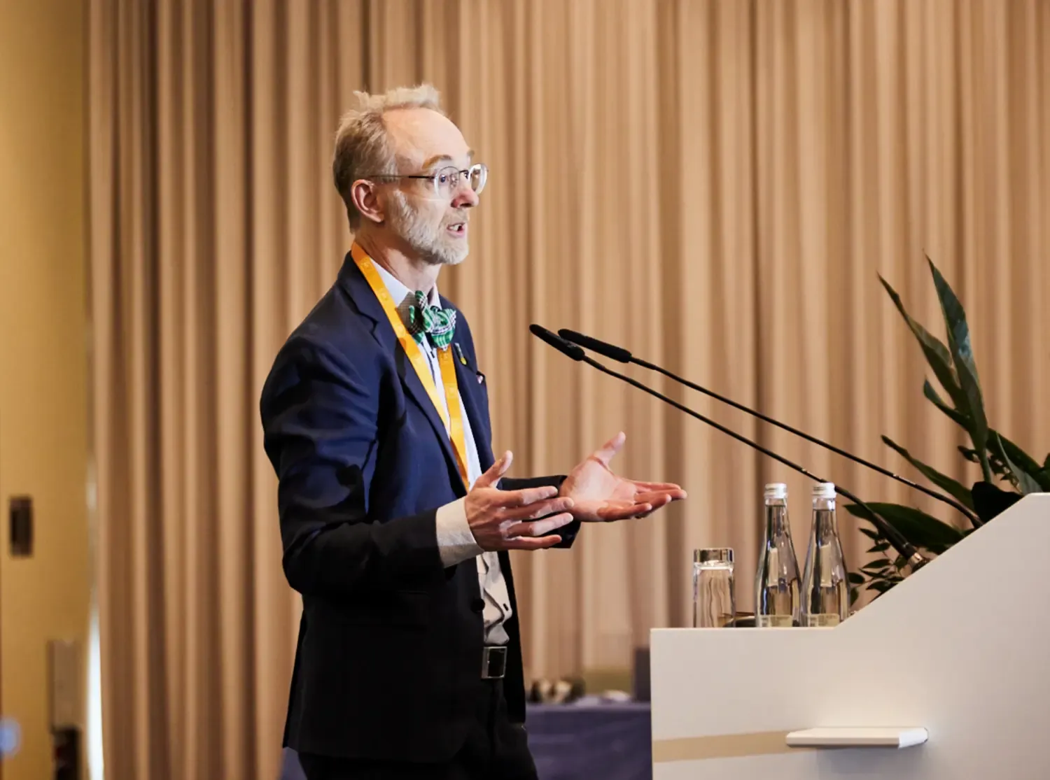 Bild på professor Jonas F. Ludvigsson medan han föreläser