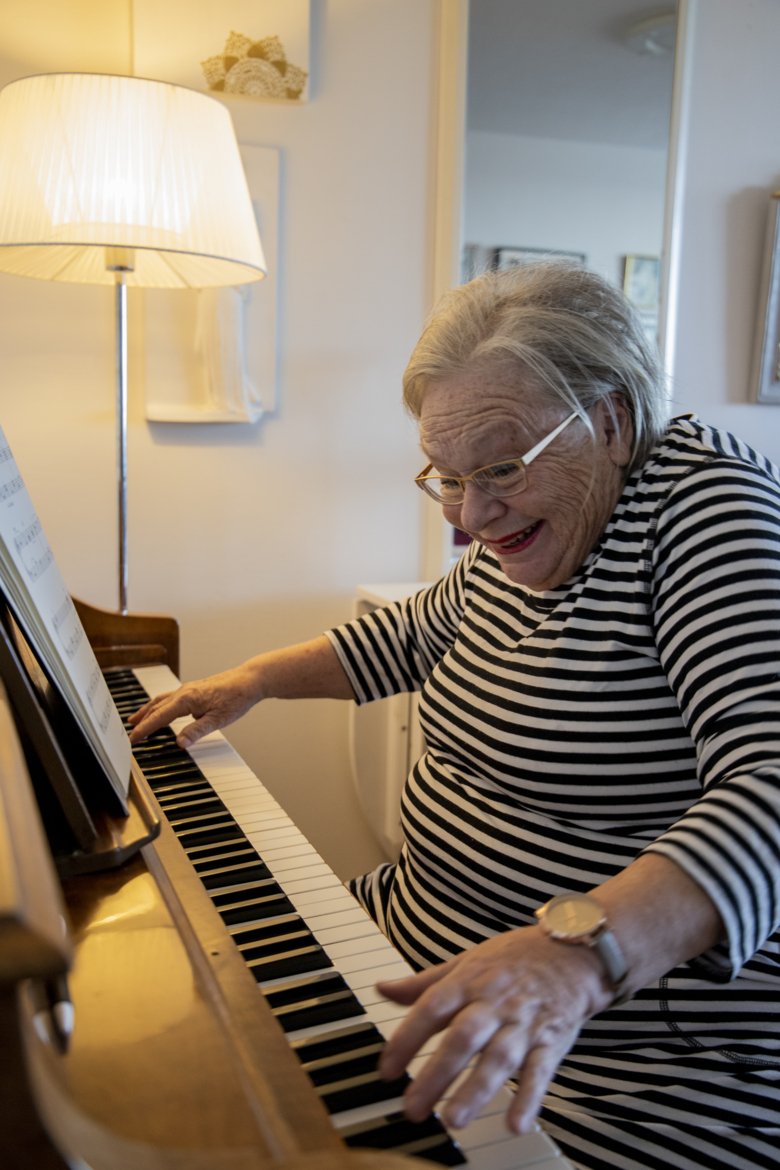 Karin Östlund spelar piano