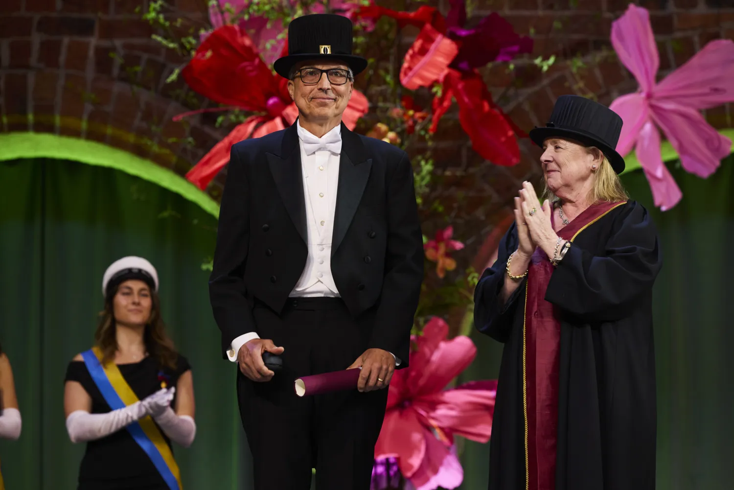 Charles Perou med sin doktorshatt tillsammans med promotor Marie Arsenian Henriksson.