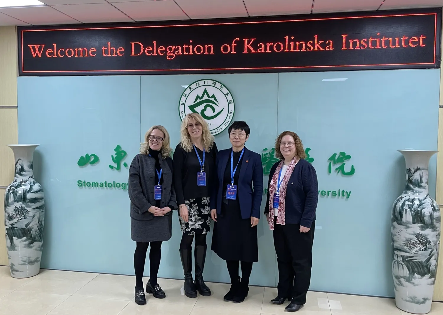 Fyra kvinnor mot en bakgrund