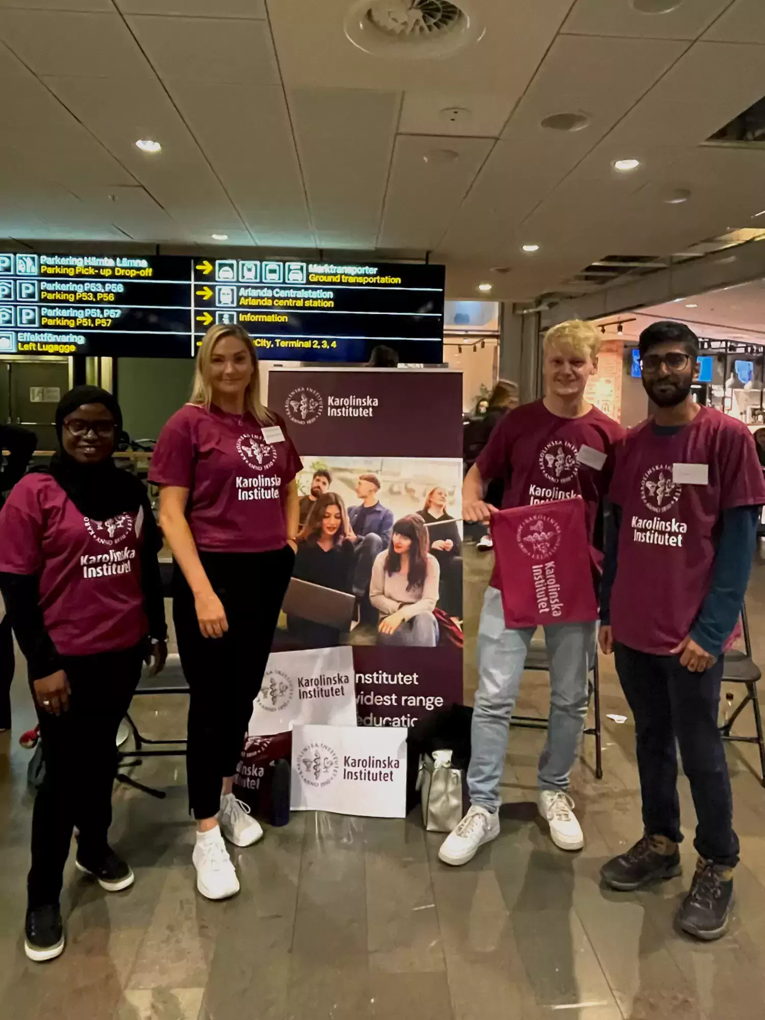 Studenter i KI tröjor möter nya studenter på Arlanda Flygplats