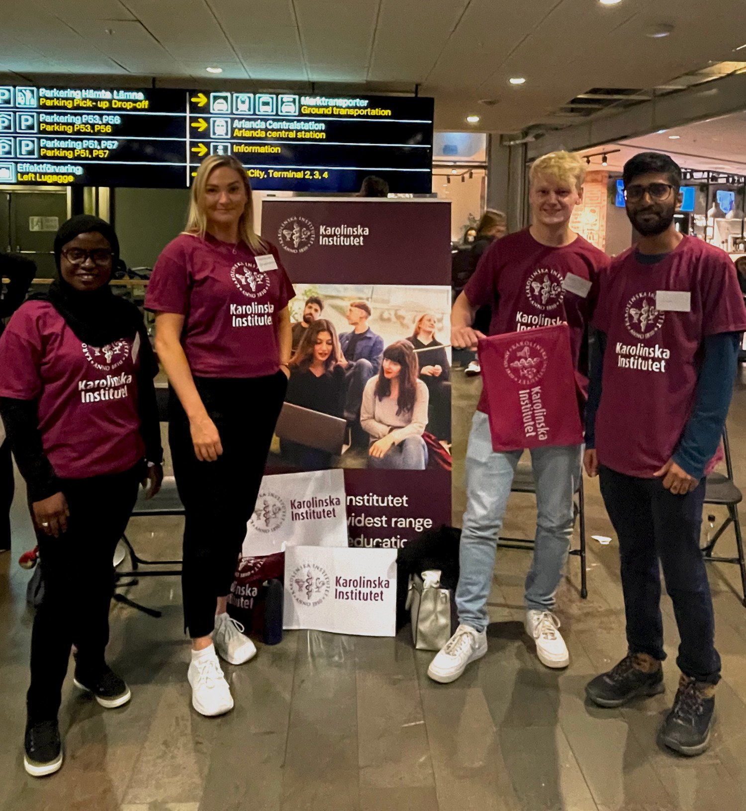 Studenter i KI tröjor möter nya studenter på Arlanda Flygplats