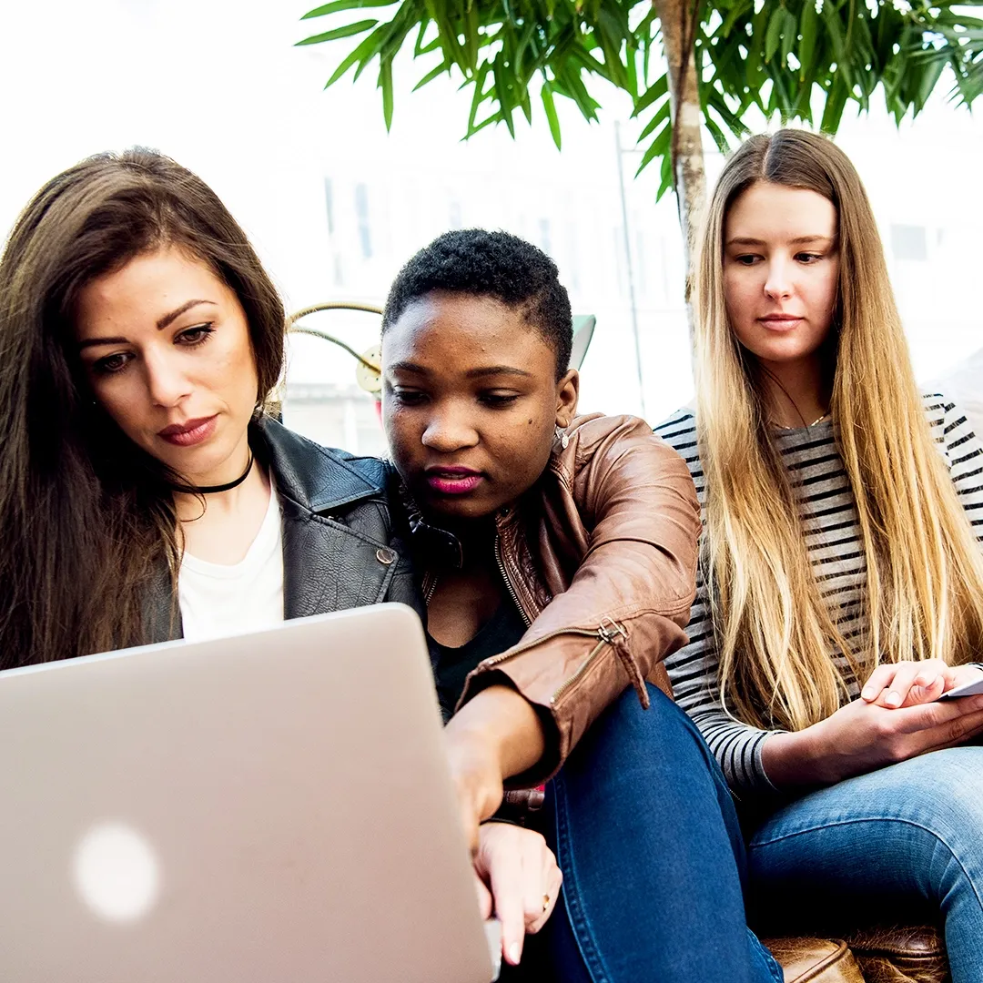 Studenter tittar på laptop.