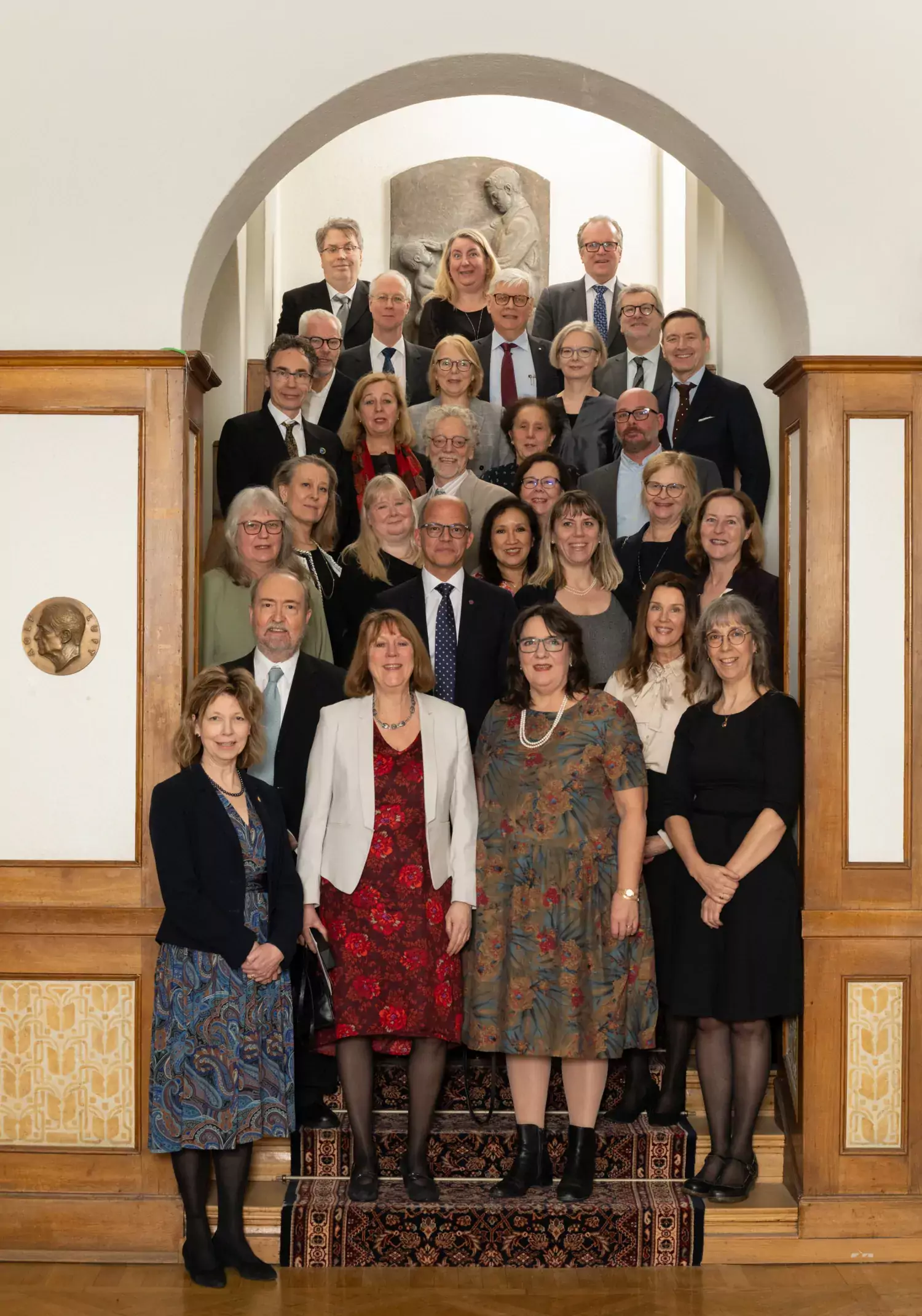 Gruppfoto i trappa av mottagarna av utmärkelsen Nit och Redlighet 2023.