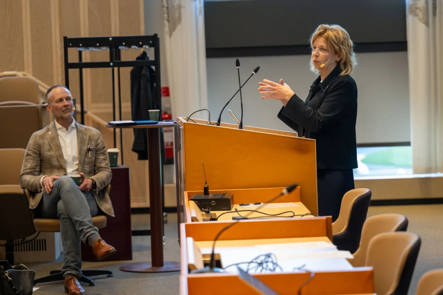 Annika Östman Wernerson vid podiet i en luftig sal i Biomedicum