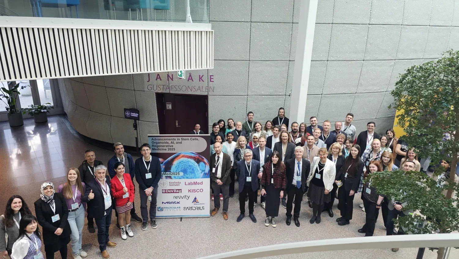 Gruppbild föreställande deltagare i konferens: Advancements in Stem Cells, Organoids, AI, and Regenerative Medicine 2025