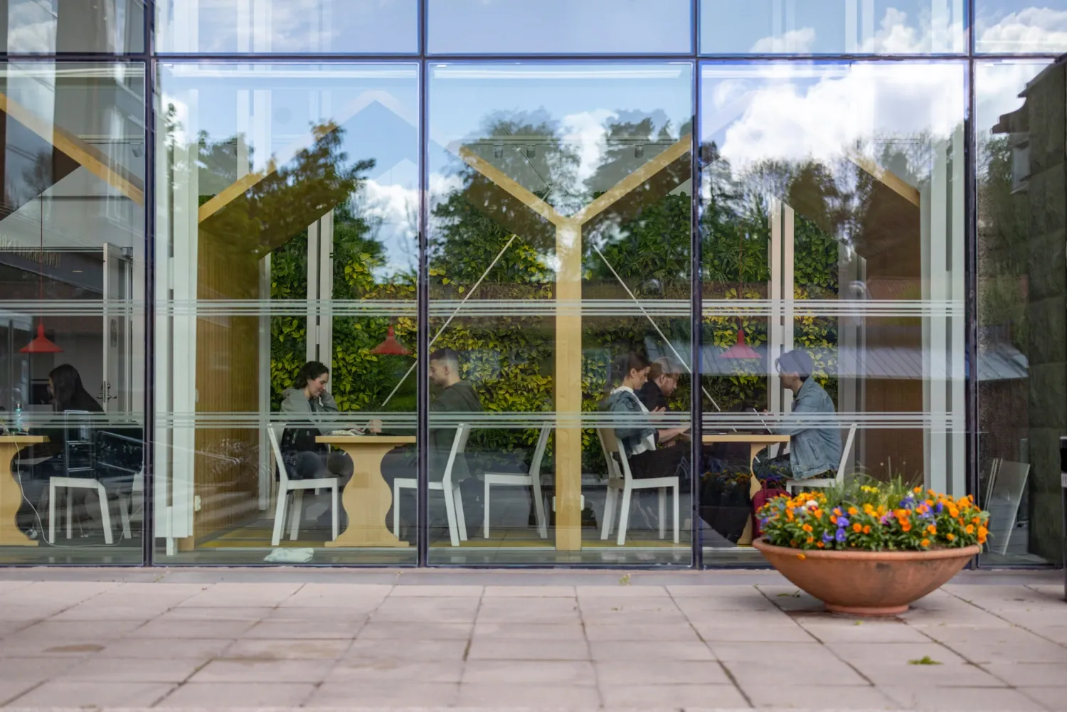 Studenter pluggar runt ett bord