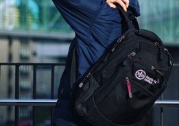 Student med KI ryggsäck