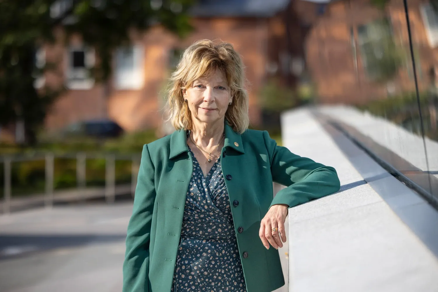 Kontorsklädd kvinna utomhus