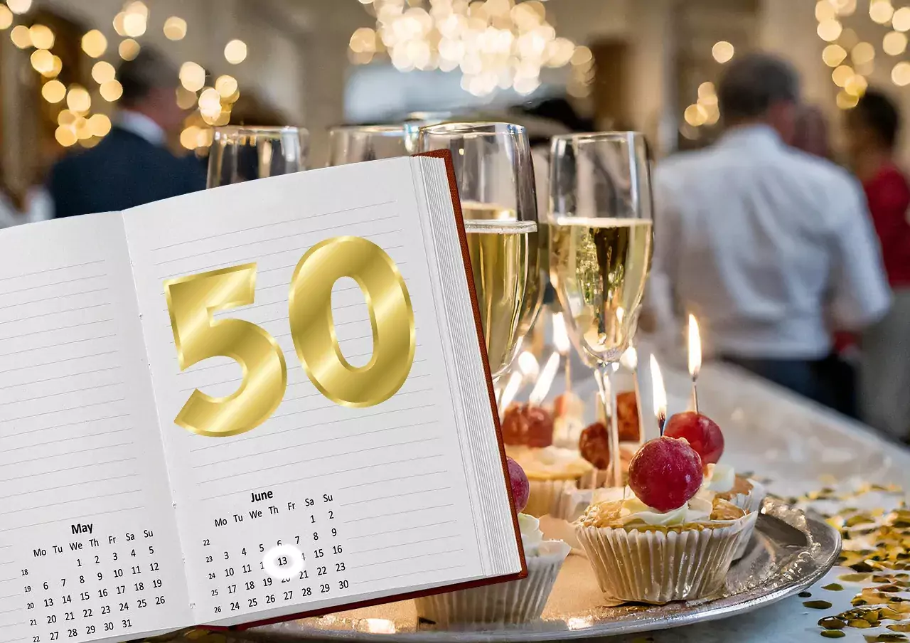 bilden visar en almanacka med siffran 50 och pågående fest i bakgrunden