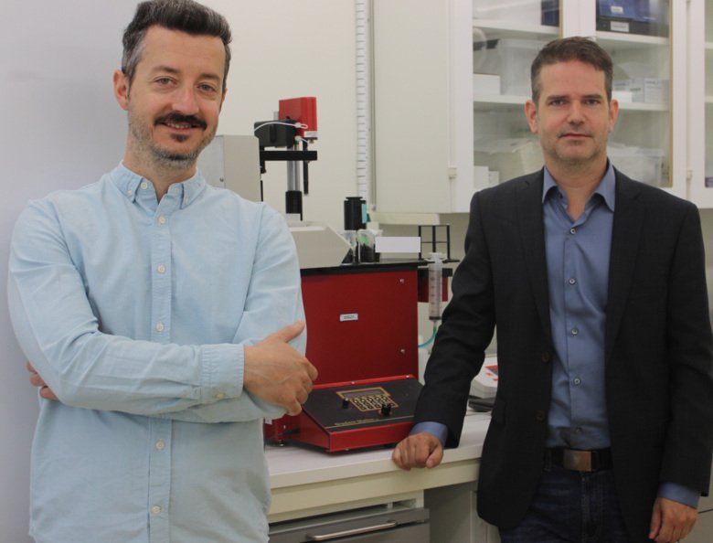 Dimitris Kanellis (vänster) och Mikael Lindstrand vid en apparat som fraktionerar ribosomer