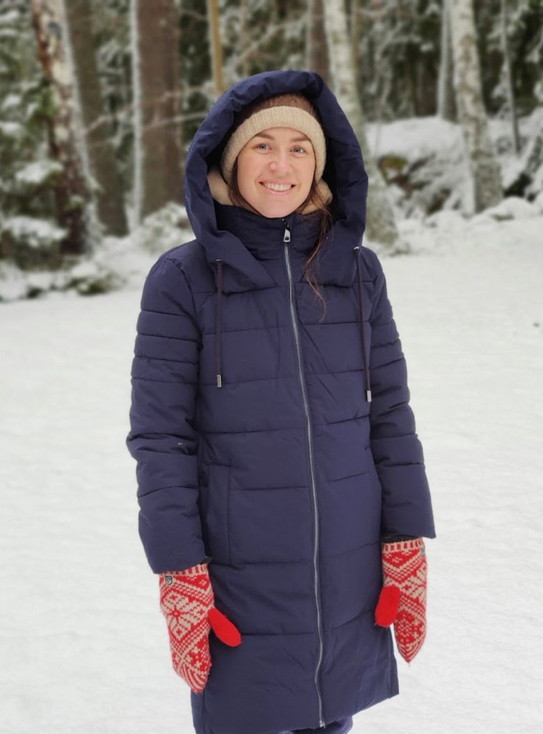 Vinterklädd person i skogsbrynet