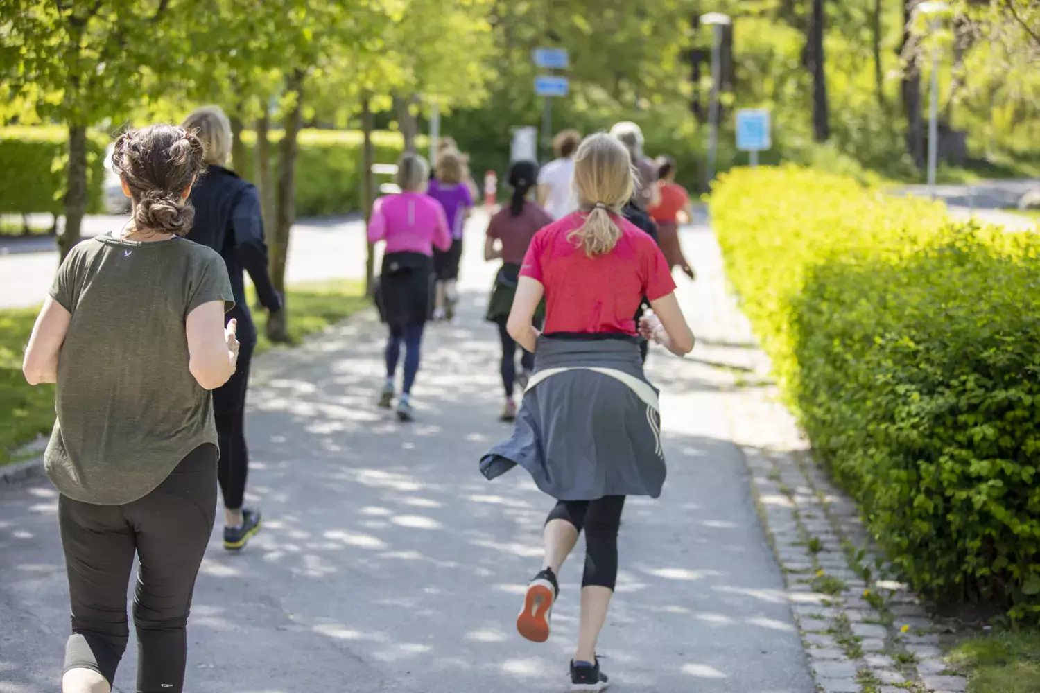 Löpargrupp springer på campus Solna.