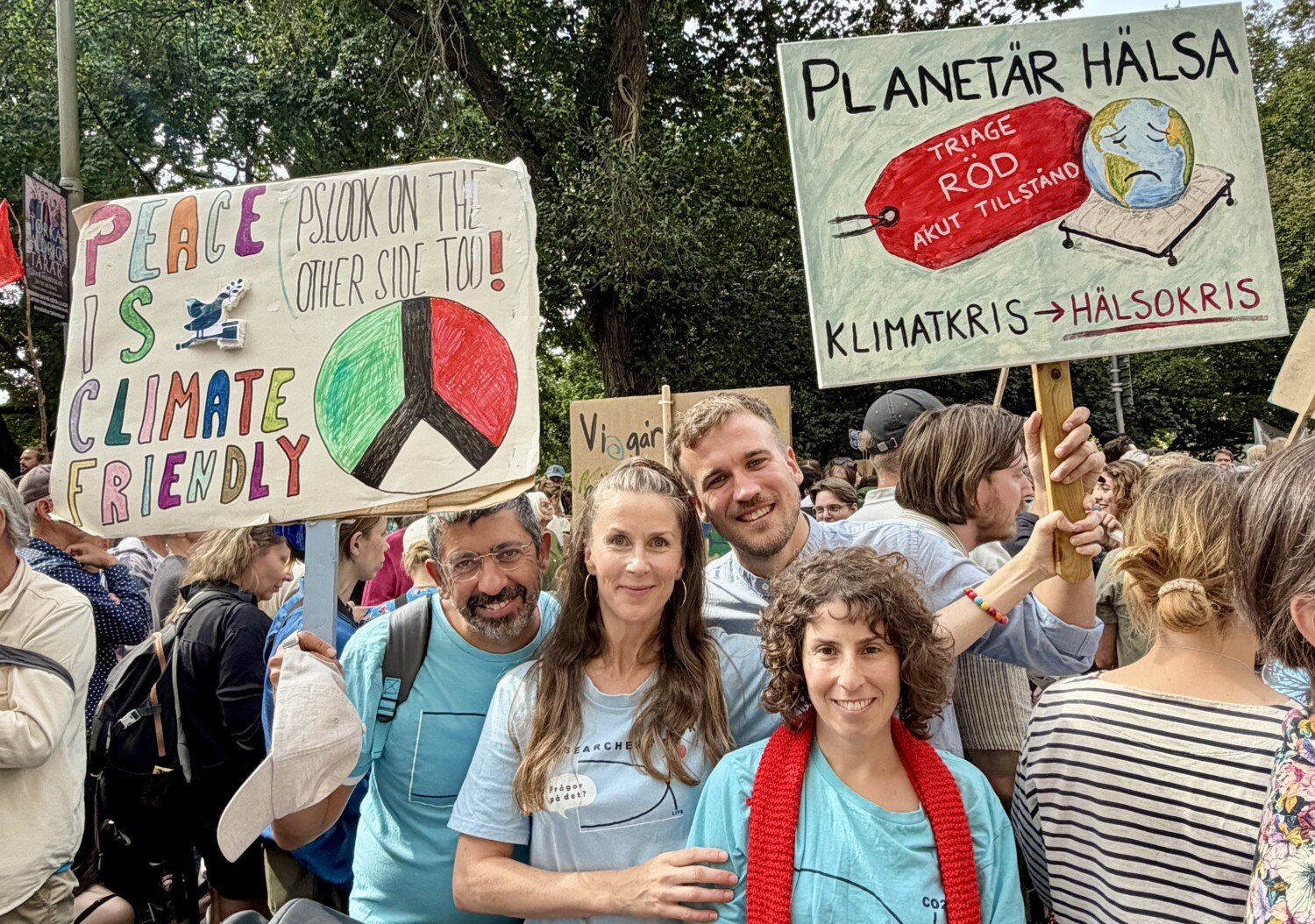 Fyra personer i ett demonstrationståg
