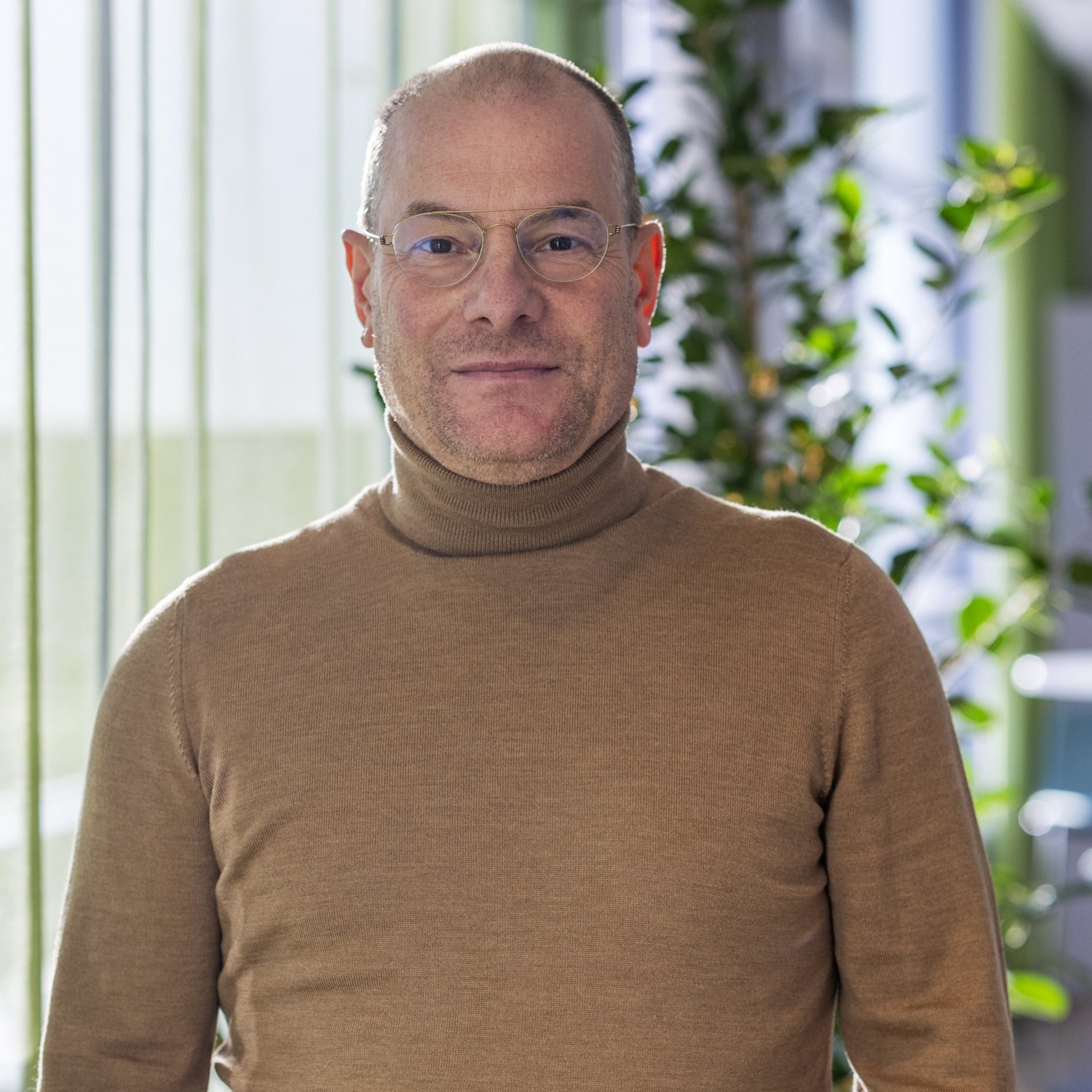 Porträtt av man i ljus tröja.