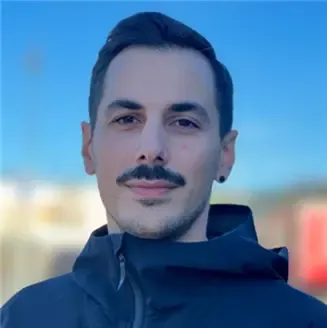 Porträtt av man i blå tröja.