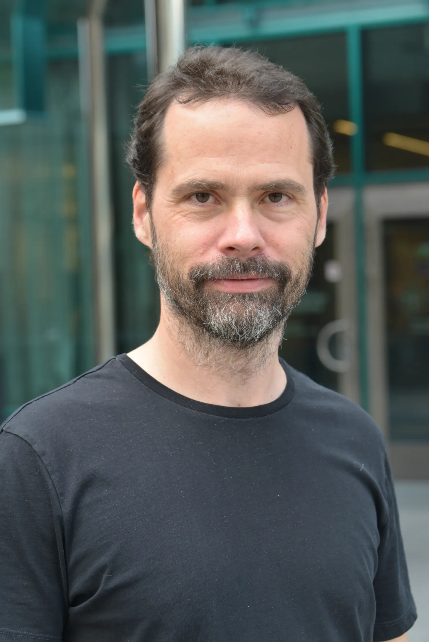 Porträtt av man i svart tröja.