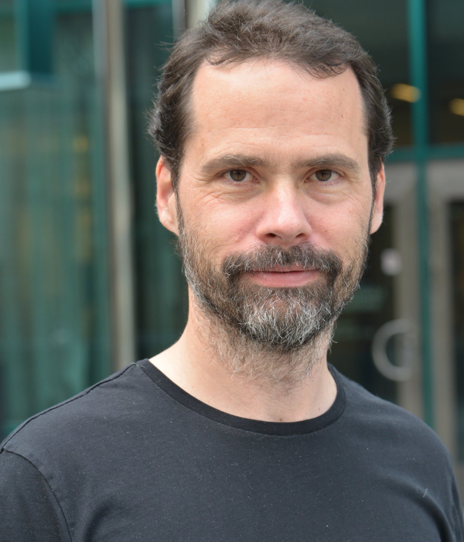 Porträtt av man i svart tröja.