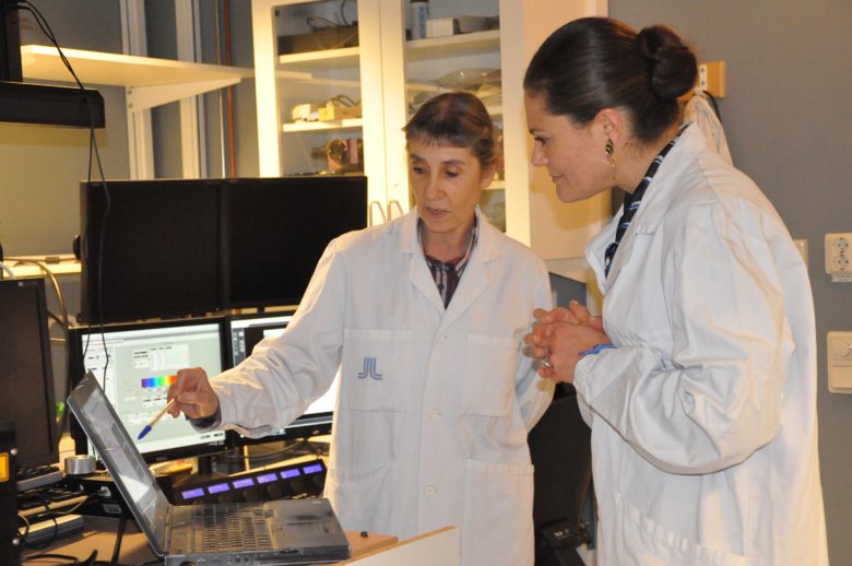 Kronprinsessan Victoria och docent Barbara Leibiger i laboratoriet