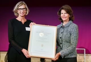Mia von Knorring får diplom för sin insats som ledarskapsfrämjare av H M Drottning Silvia Bernadotte.