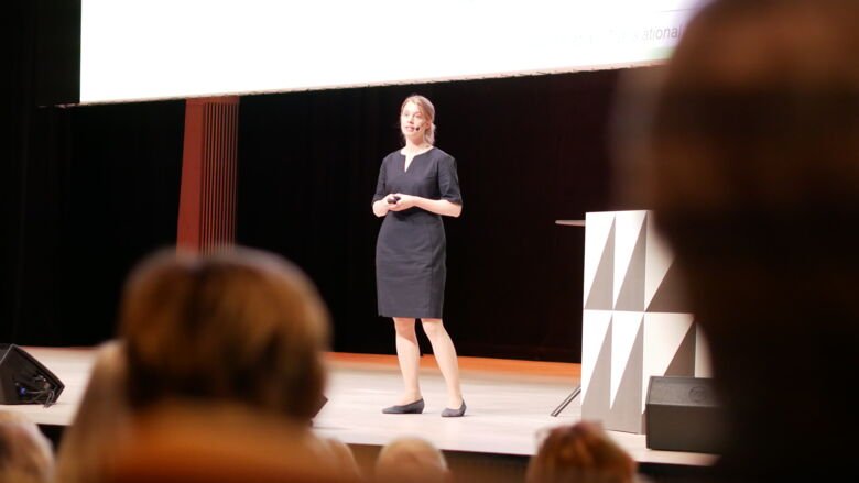 Linnea Sjöberg , forskare vid ARC, står på scenen och talar om äldre och depression.