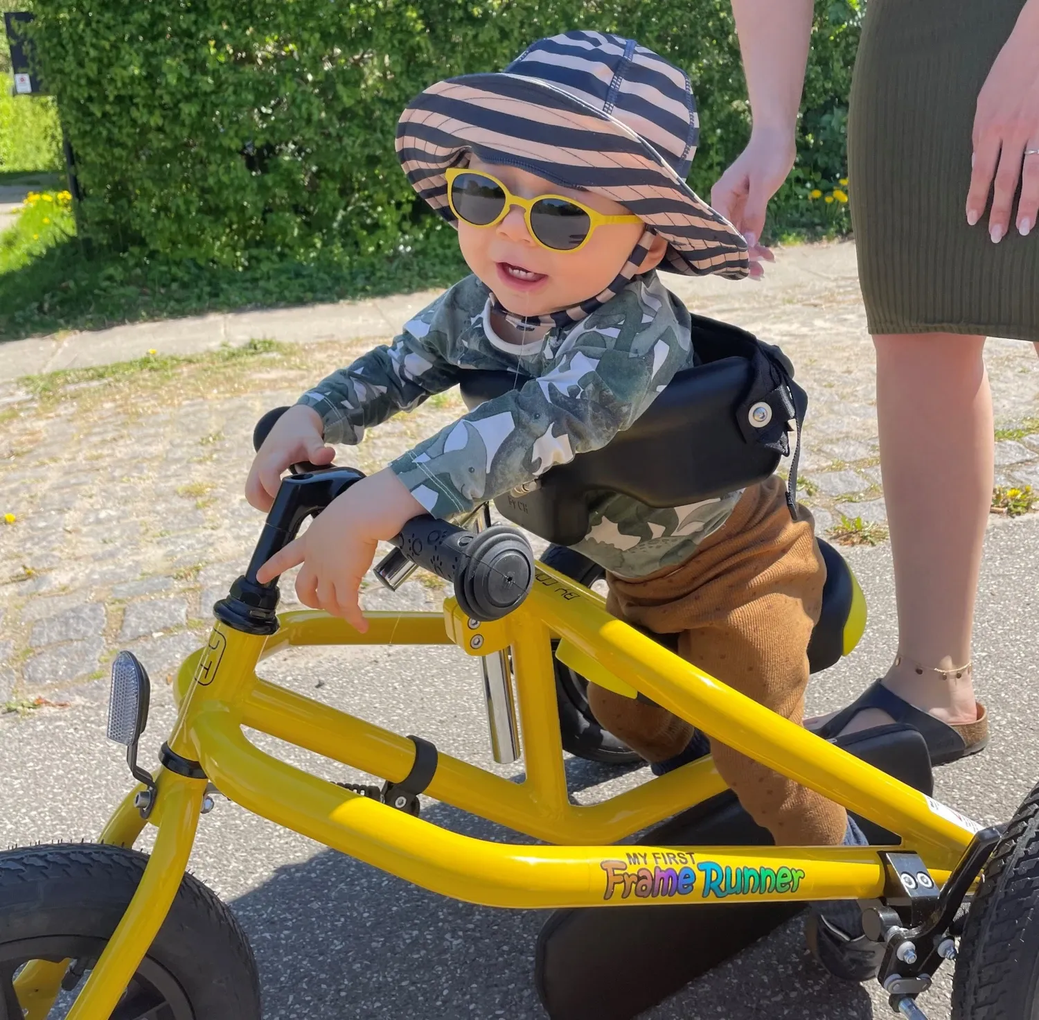 litet barn på en specialbyggd cykel