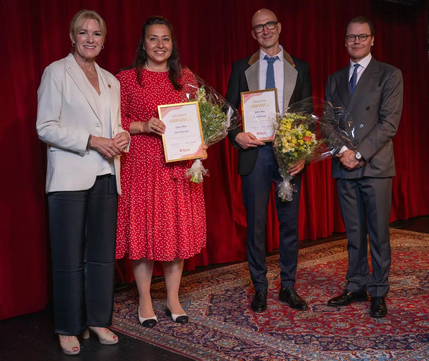 Pristagarna med diplom och blommor, flankerade av Kristina Sparreljung och Prins Daniel