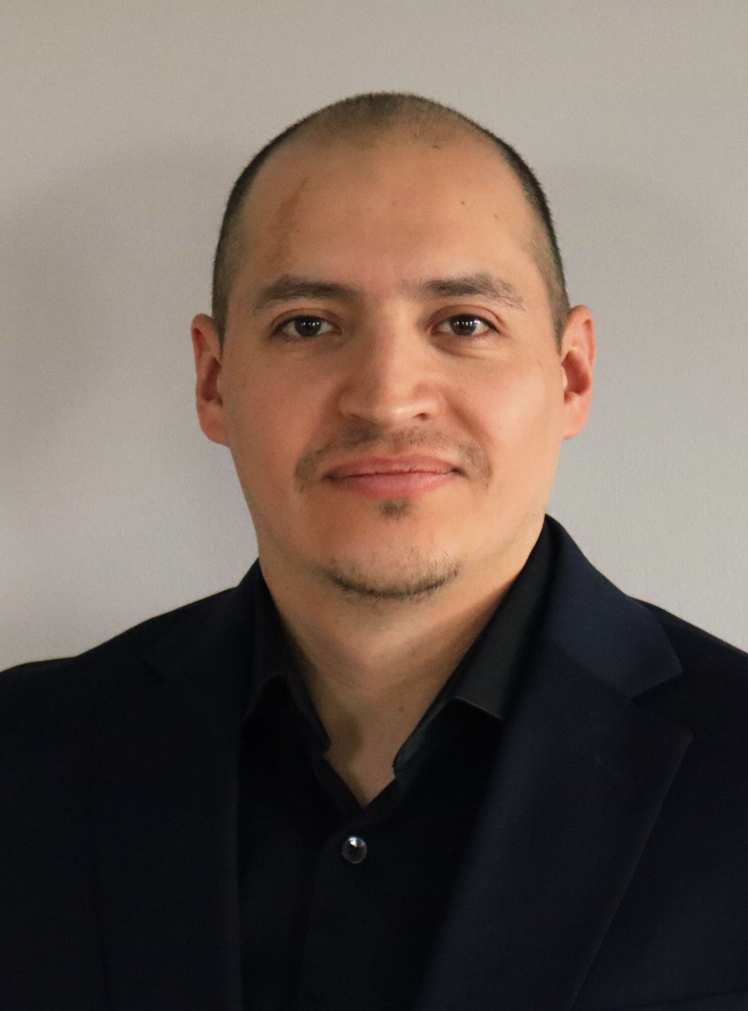 Porträtt av Luis Enrique Arroyo-Garcia, biträdande lektor och docent vid avdelningen för neurogeriatrik, NVS.