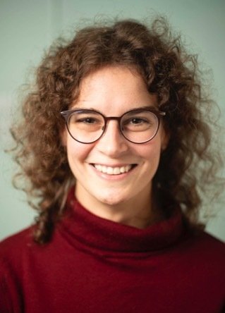 en kvinna med lockigt hår