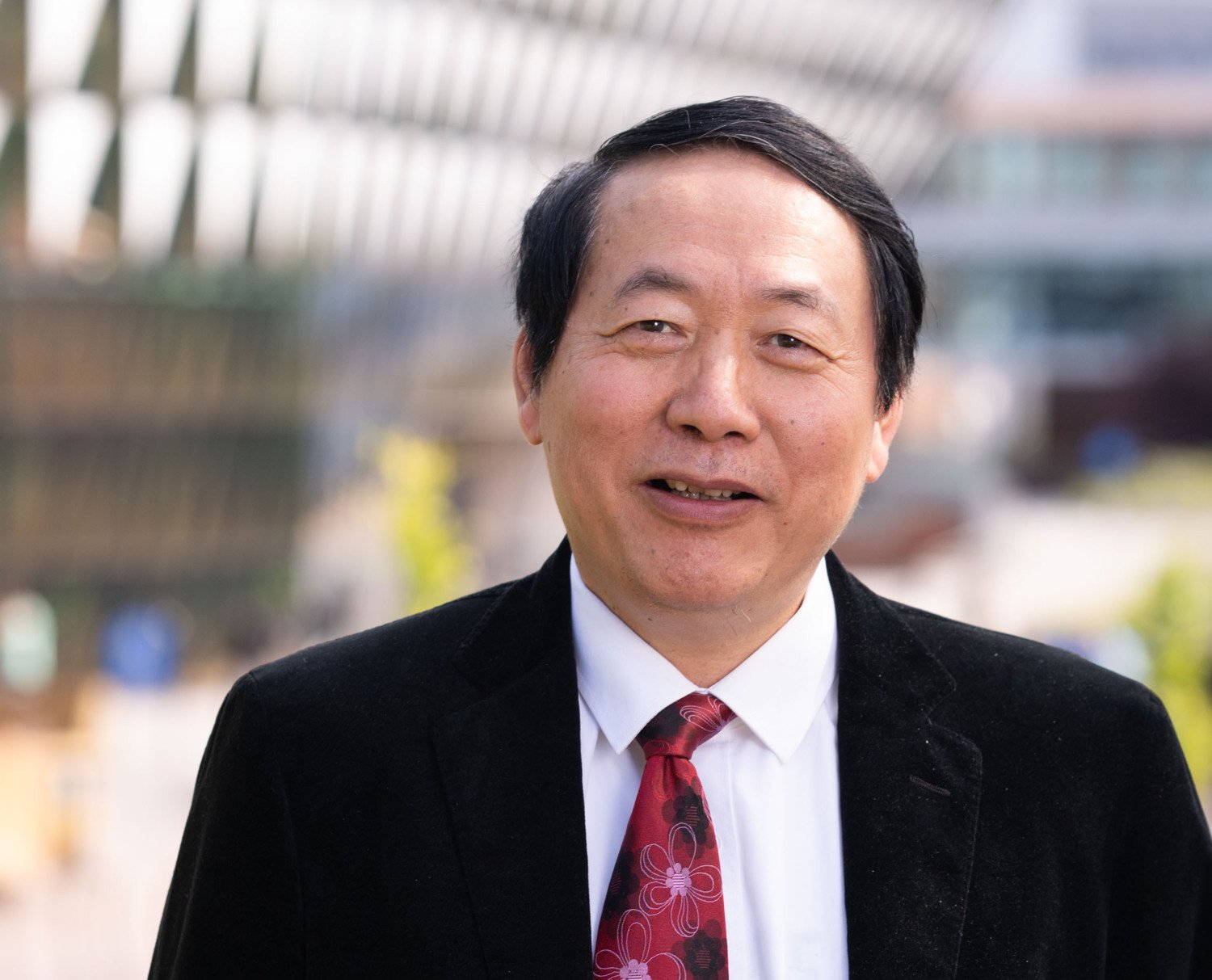 Porträtt av man i svart kavaj.