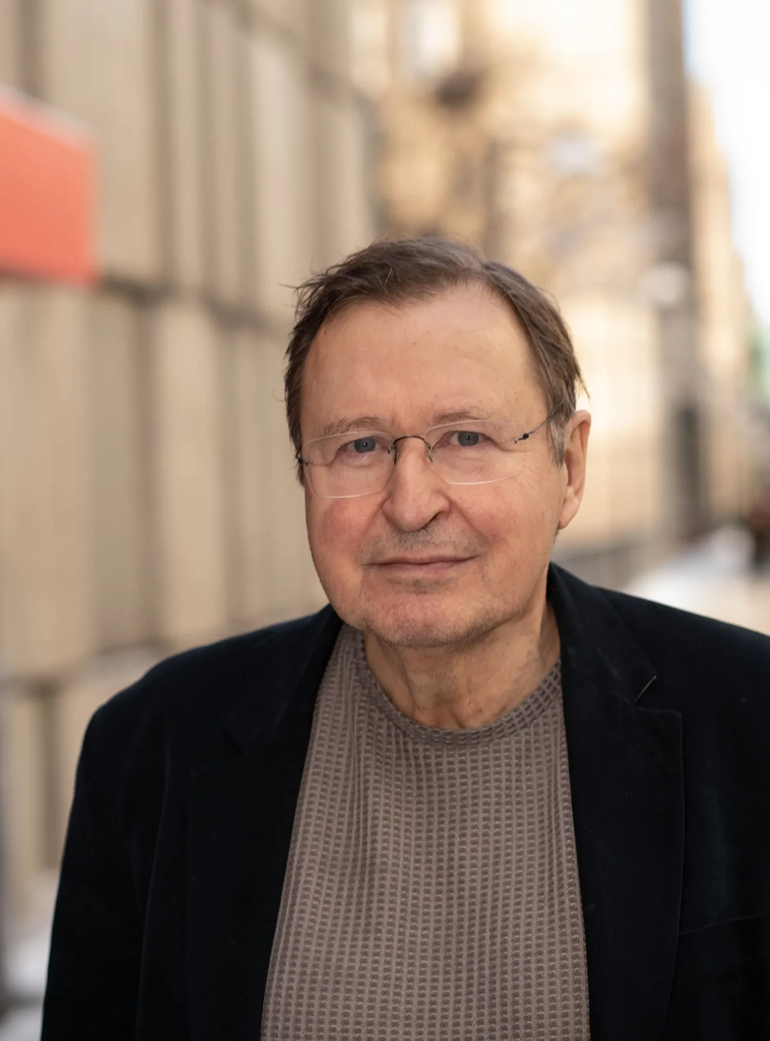 Porträtt av man i svart kofta.