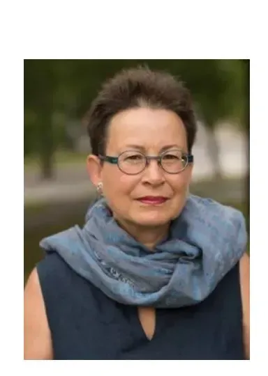 Porträtt av kvinna i blå klädsel.