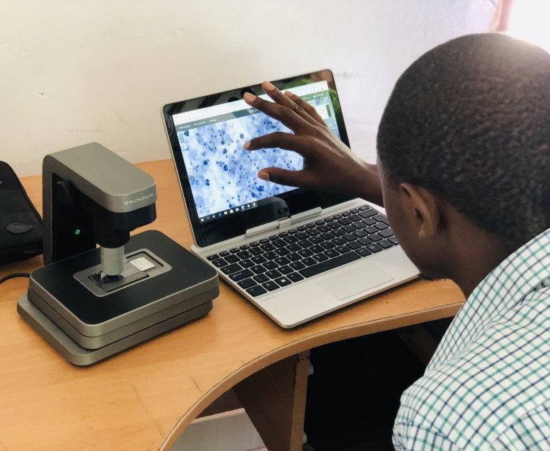 Martin Muinde skannar cellprover i Kinondo kliniken i Kenya.