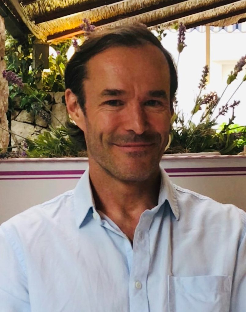 Porträttbild av Mats Hallgren i blå skjorta.