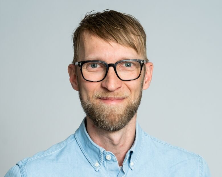 Profilbild på Mattias Nordström i ljust hår, glasögon, skägg och blå skjorta.