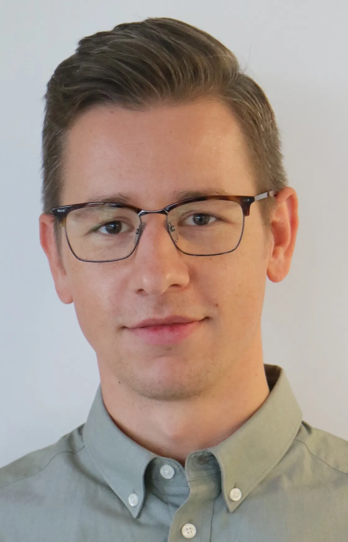 Close-up portrait of Max Kleijberg wearing a beige shirt