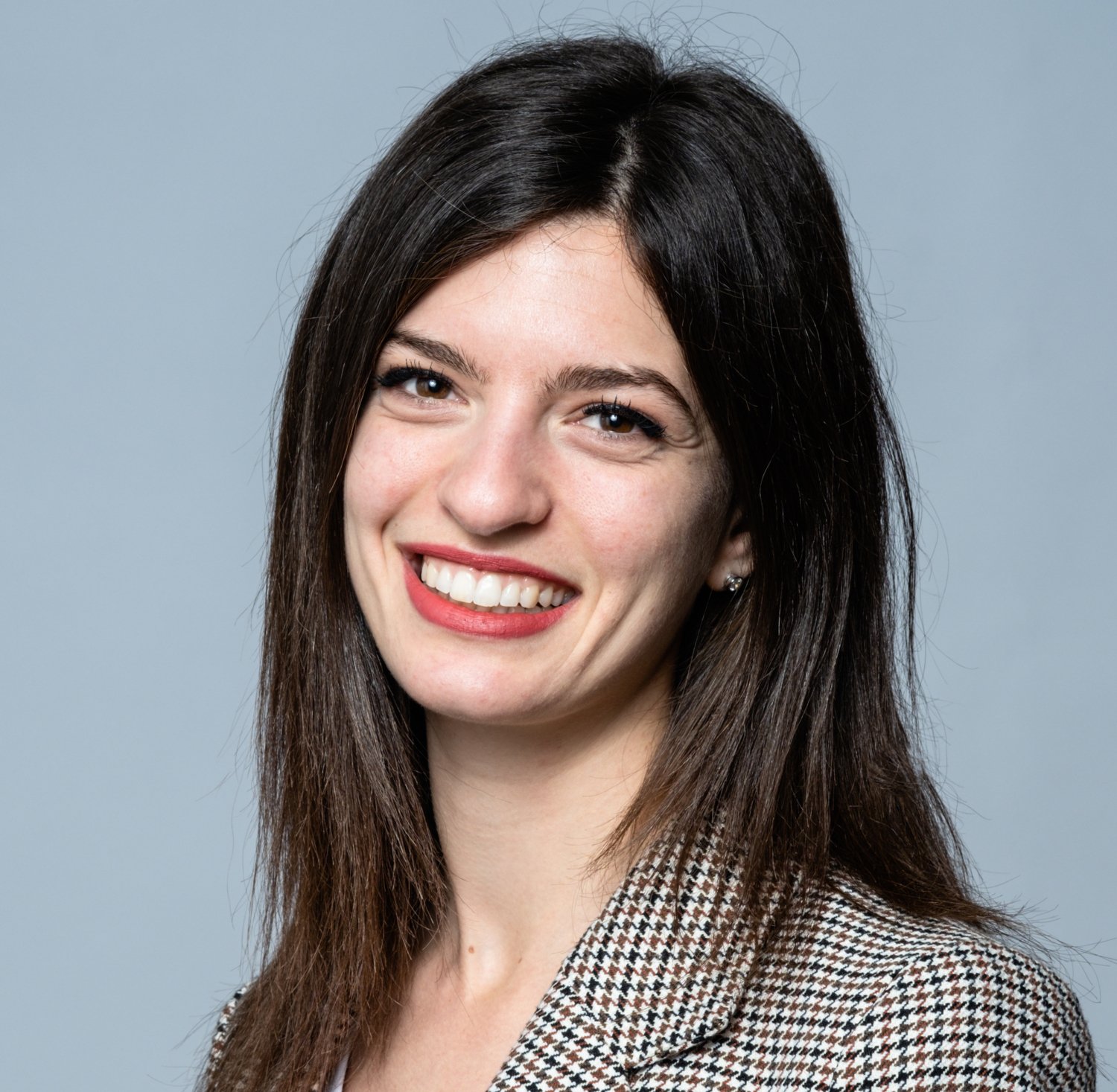 Porträtt av kvinna i mönstrad kavaj.