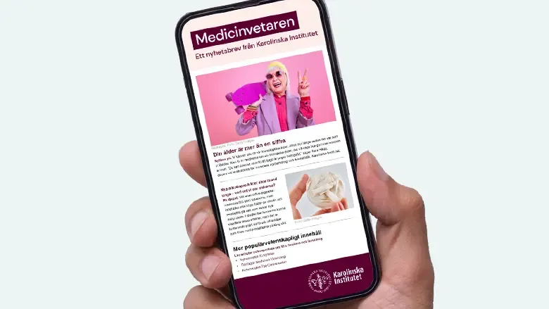 En hand som håller i en mobil med bilden av nyhetsbrevet Medicinvetaren på skärmen.